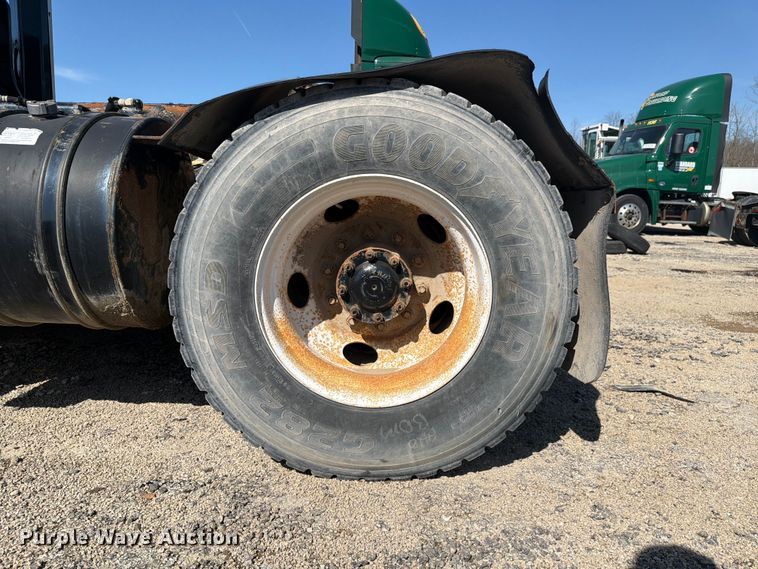 image for item YA2998 2011 Kalmar  Ottawa yard truck