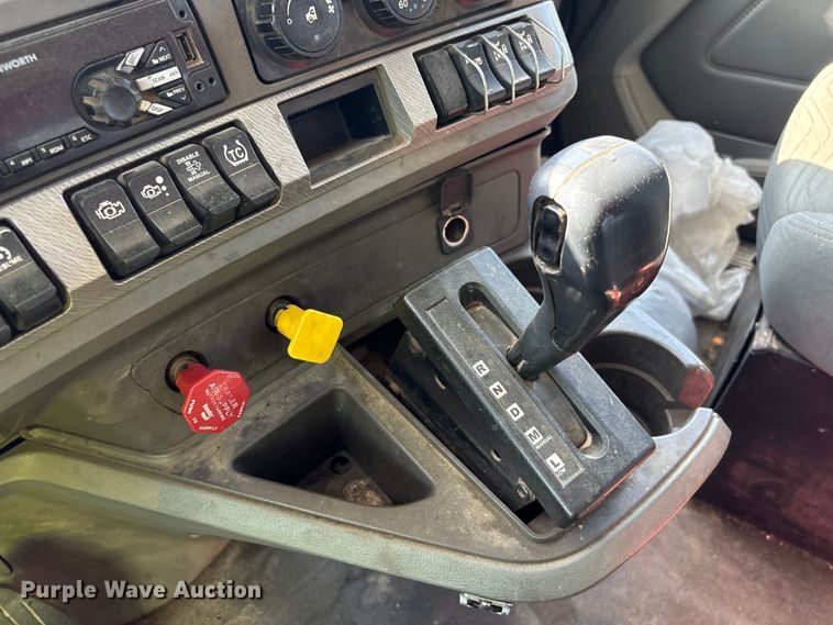 image for item YA3013 2015 Kenworth T880 dump truck