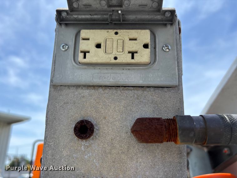 image for item YA3062 2013 Ford F450 Super Duty bucket truck