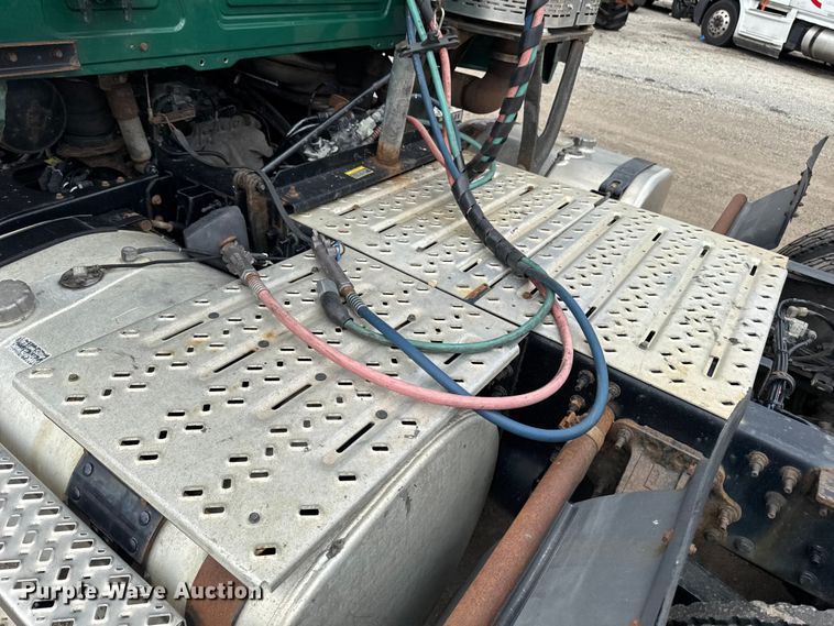 image for item YA3114 2016 Mack CXU613 semi truck