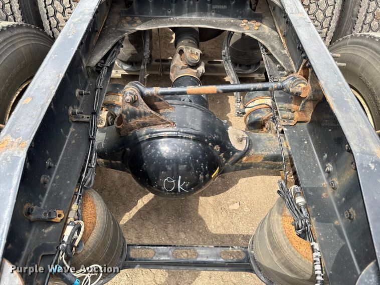 image for item YA3114 2016 Mack CXU613 semi truck