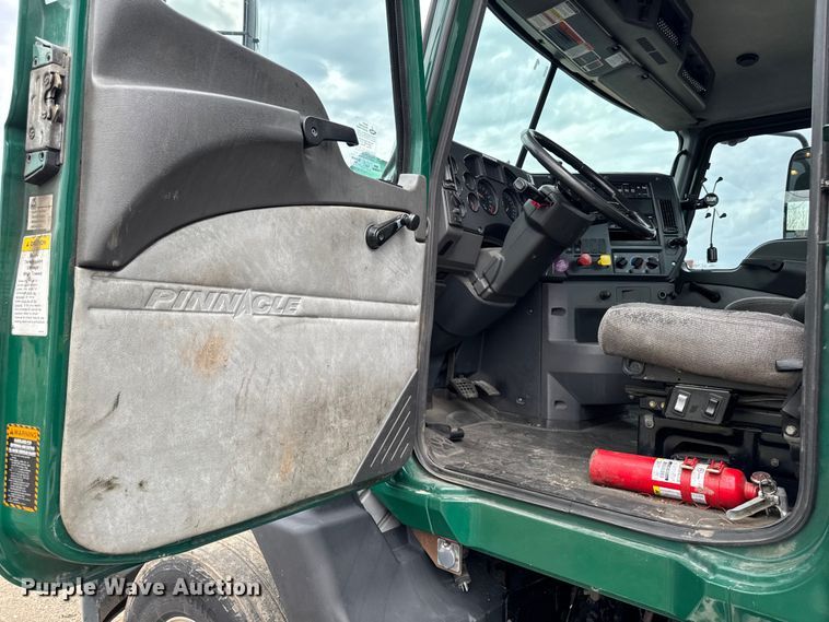 image for item YA3114 2016 Mack CXU613 semi truck