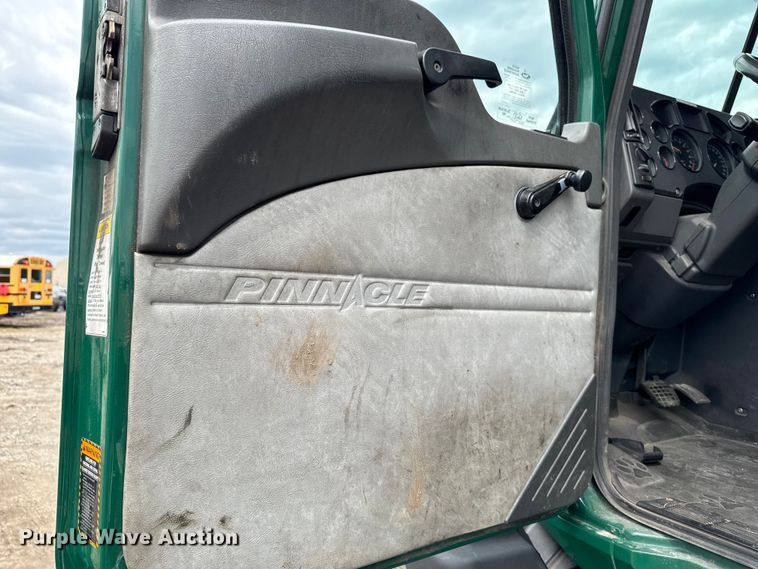 image for item YA3114 2016 Mack CXU613 semi truck