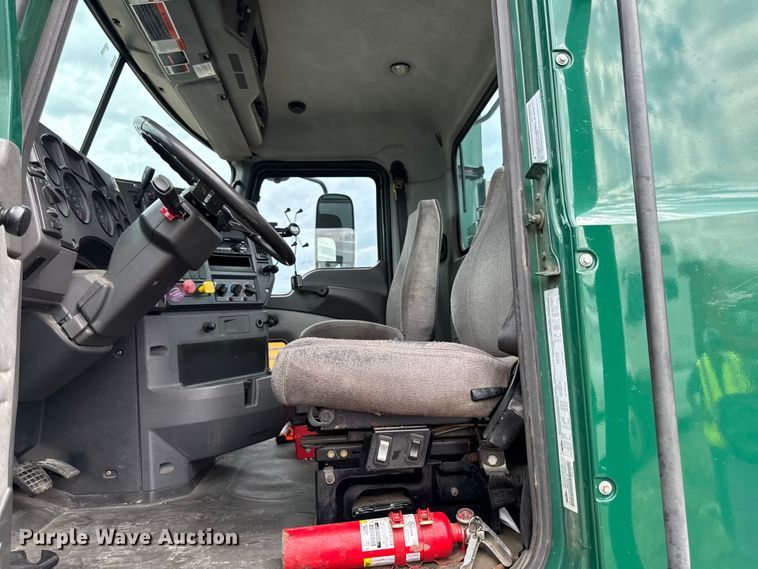 image for item YA3114 2016 Mack CXU613 semi truck