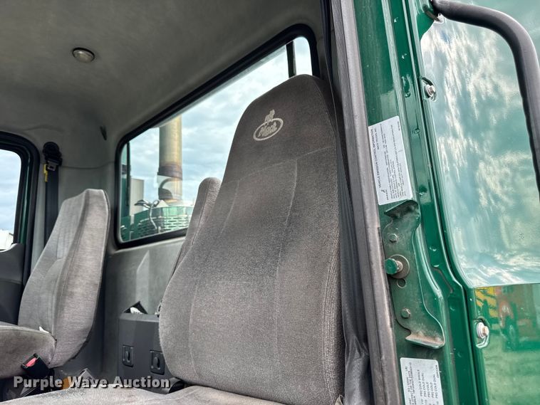 image for item YA3114 2016 Mack CXU613 semi truck