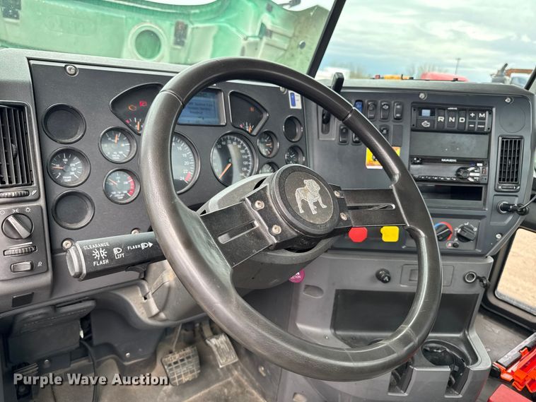 image for item YA3114 2016 Mack CXU613 semi truck