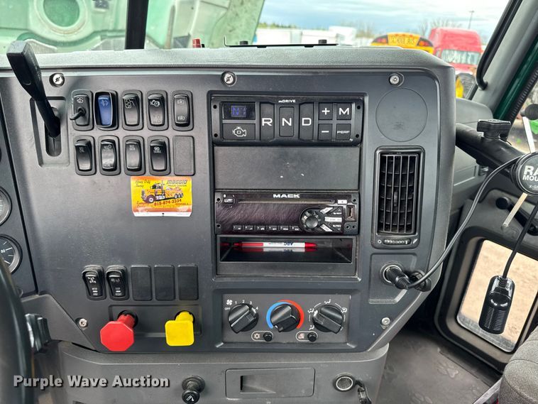 image for item YA3114 2016 Mack CXU613 semi truck