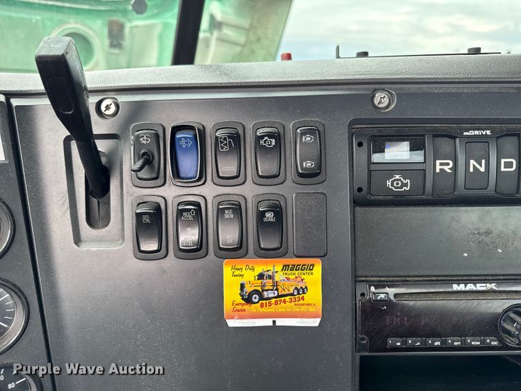 image for item YA3114 2016 Mack CXU613 semi truck