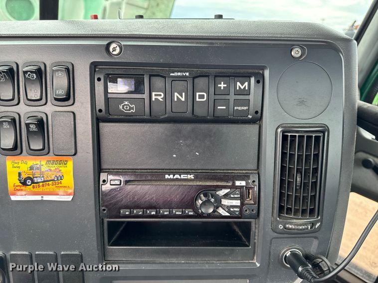 image for item YA3114 2016 Mack CXU613 semi truck