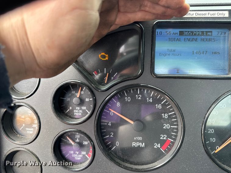 image for item YA3114 2016 Mack CXU613 semi truck