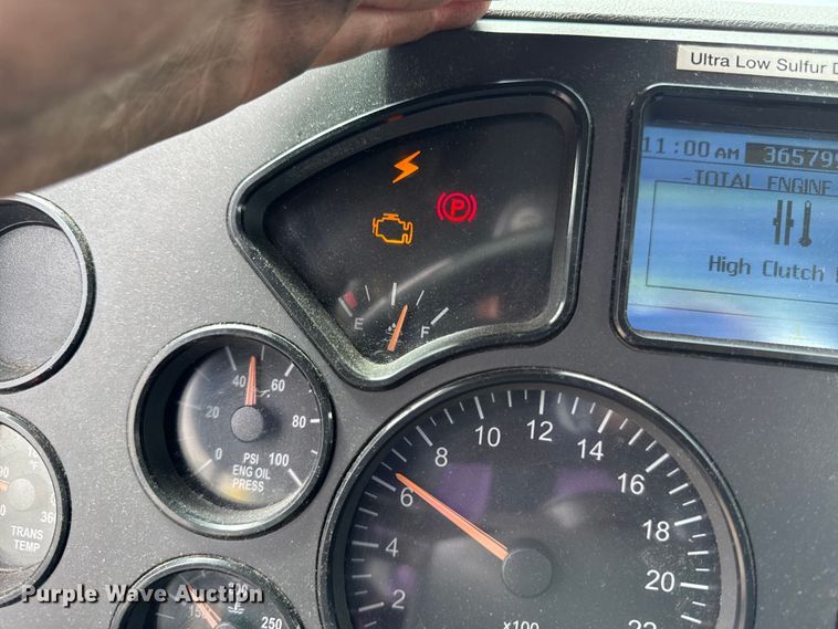 image for item YA3114 2016 Mack CXU613 semi truck