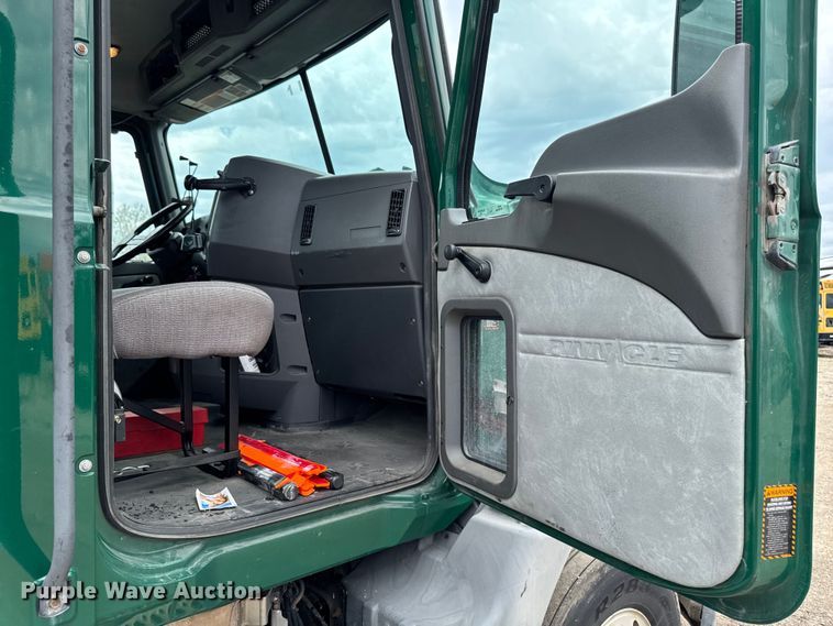 image for item YA3114 2016 Mack CXU613 semi truck