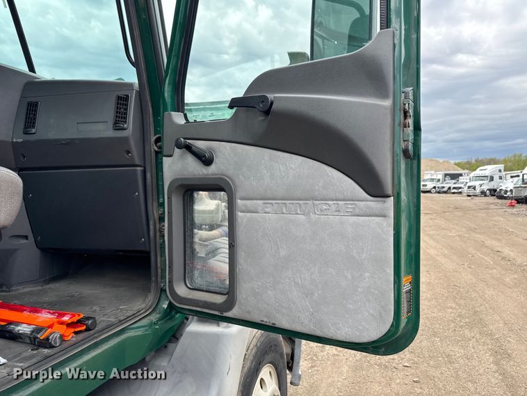 image for item YA3114 2016 Mack CXU613 semi truck