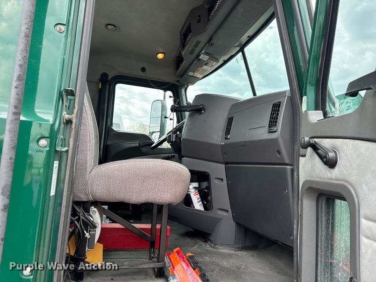 image for item YA3114 2016 Mack CXU613 semi truck