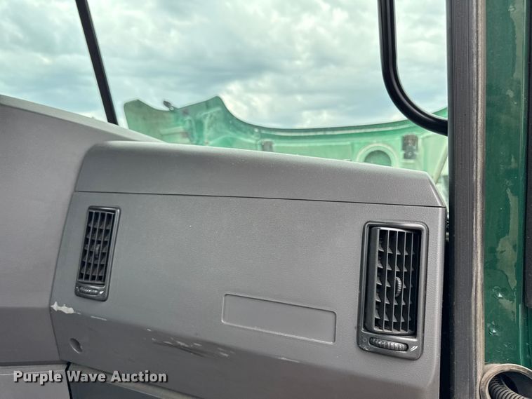 image for item YA3114 2016 Mack CXU613 semi truck