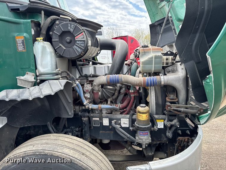 image for item YA3114 2016 Mack CXU613 semi truck