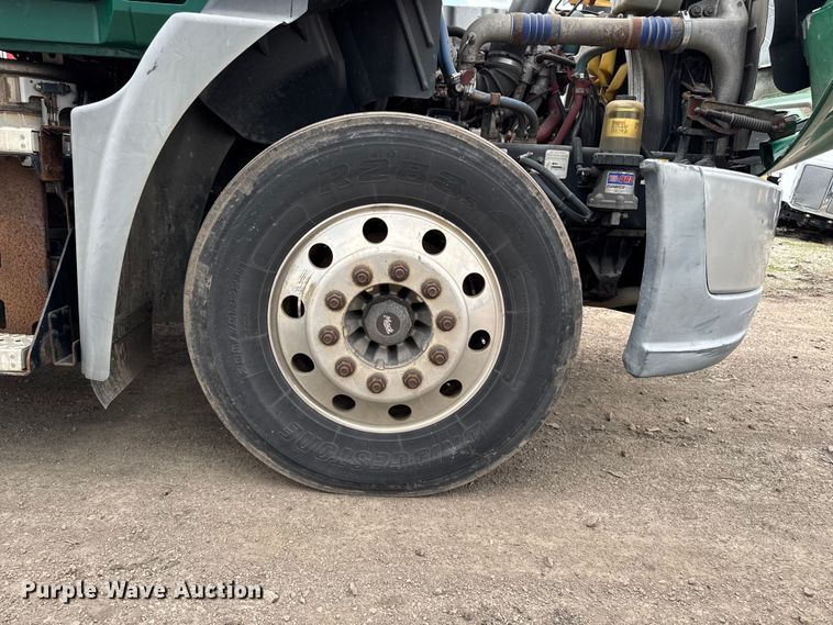 image for item YA3114 2016 Mack CXU613 semi truck