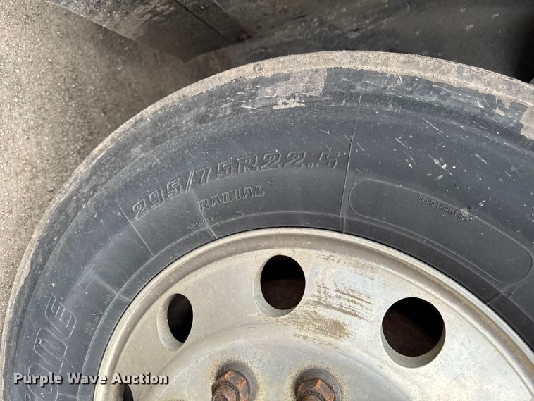 image for item YA3114 2016 Mack CXU613 semi truck