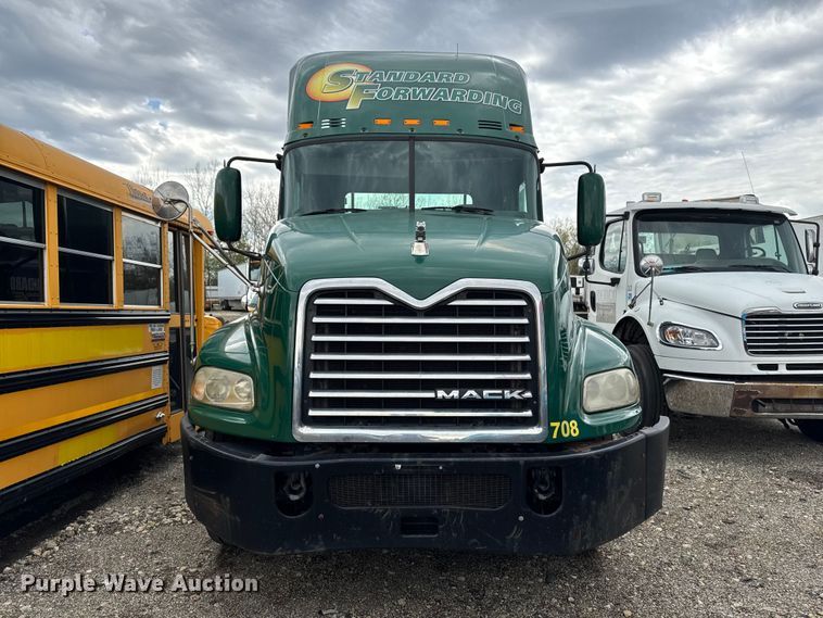 image for item YA3115 2016 Mack CXU613 semi truck