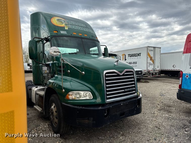 image for item YA3115 2016 Mack CXU613 semi truck