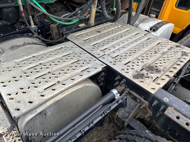 image for item YA3115 2016 Mack CXU613 semi truck