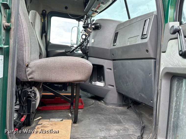 image for item YA3115 2016 Mack CXU613 semi truck