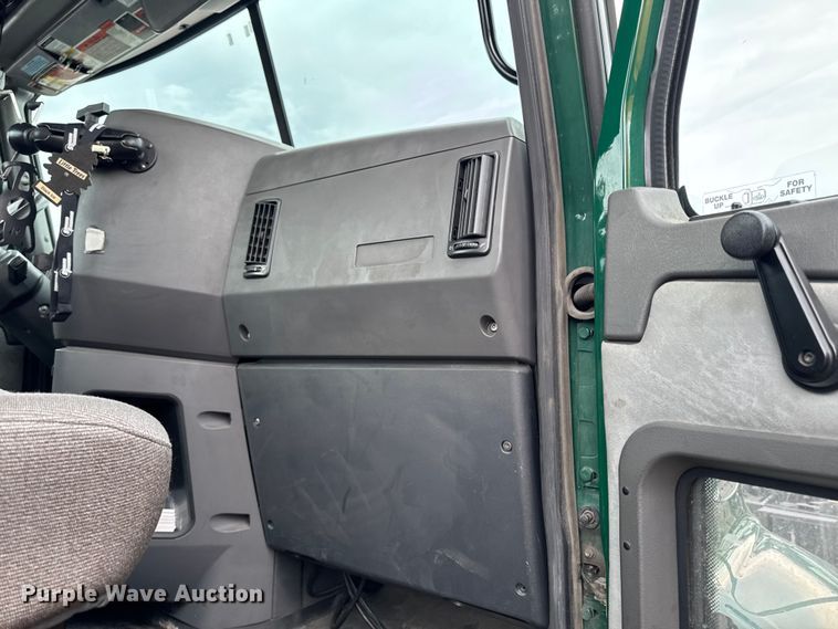 image for item YA3115 2016 Mack CXU613 semi truck