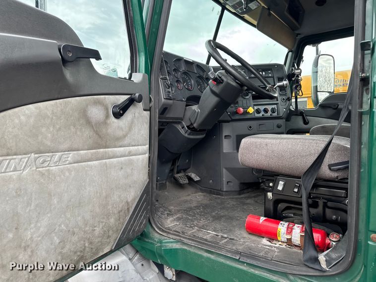 image for item YA3115 2016 Mack CXU613 semi truck