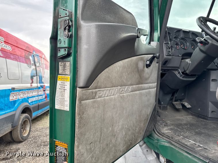 image for item YA3115 2016 Mack CXU613 semi truck