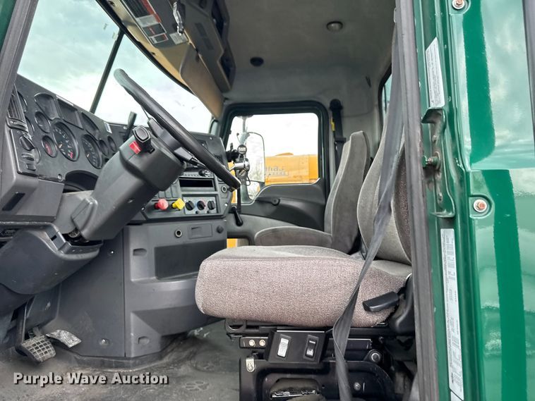 image for item YA3115 2016 Mack CXU613 semi truck