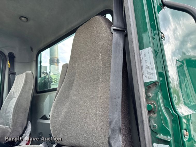 image for item YA3115 2016 Mack CXU613 semi truck