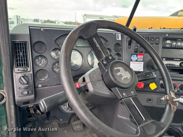 image for item YA3115 2016 Mack CXU613 semi truck