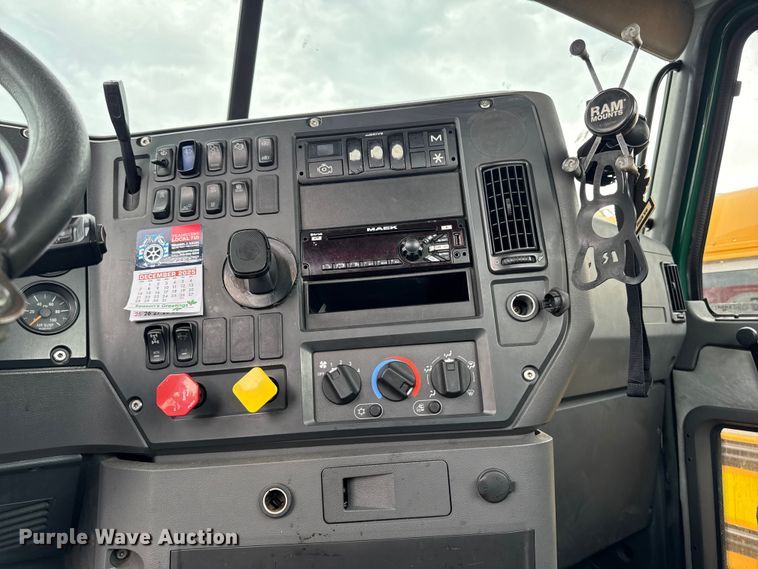 image for item YA3115 2016 Mack CXU613 semi truck