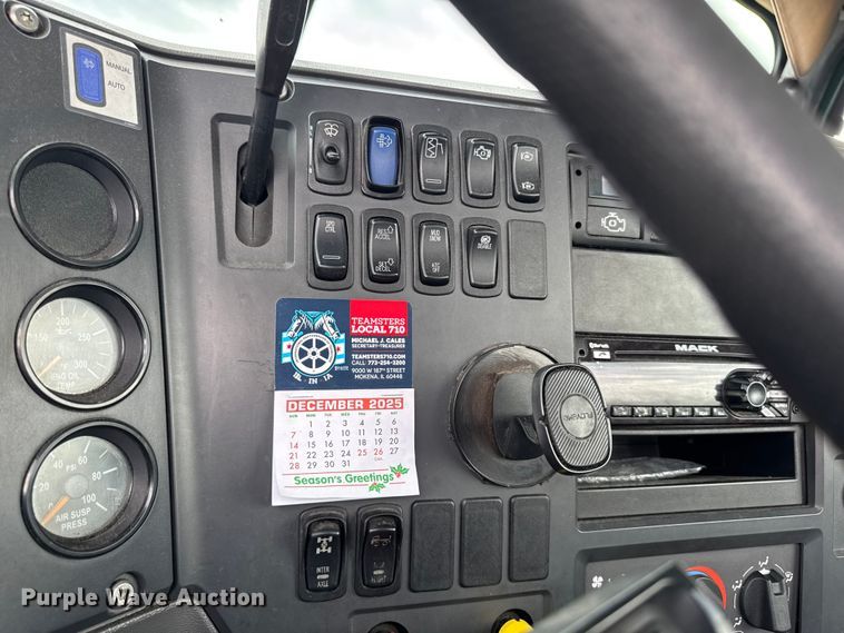 image for item YA3115 2016 Mack CXU613 semi truck