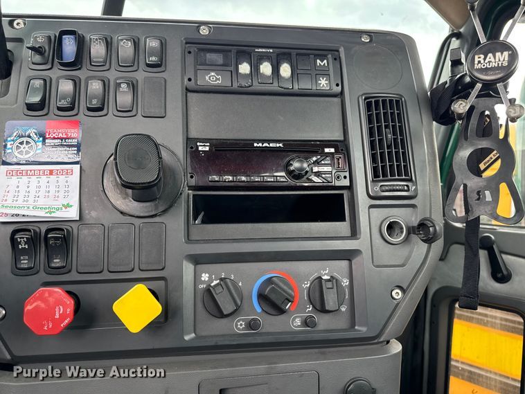 image for item YA3115 2016 Mack CXU613 semi truck