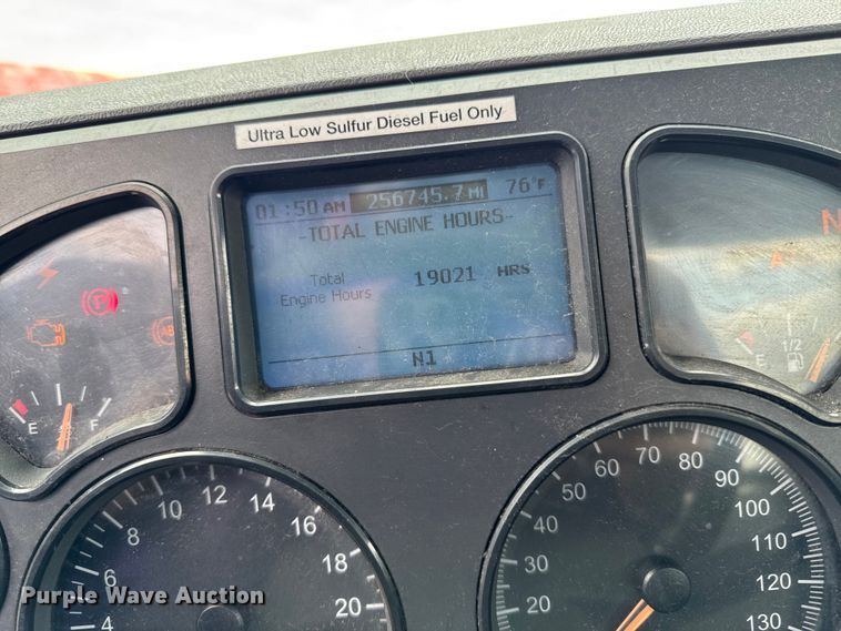 image for item YA3115 2016 Mack CXU613 semi truck