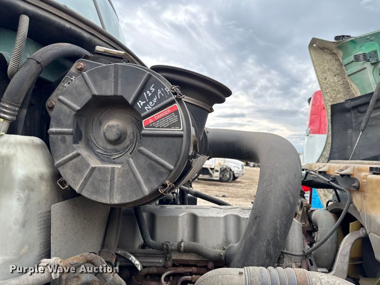 image for item YA3115 2016 Mack CXU613 semi truck