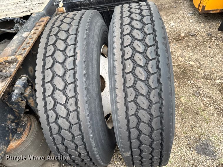 image for item YA3115 2016 Mack CXU613 semi truck