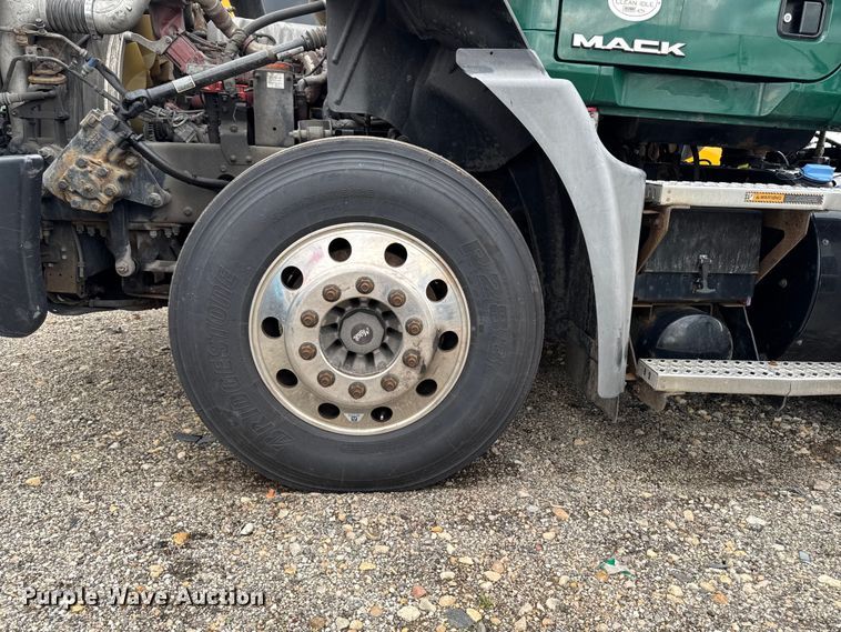 image for item YA3115 2016 Mack CXU613 semi truck