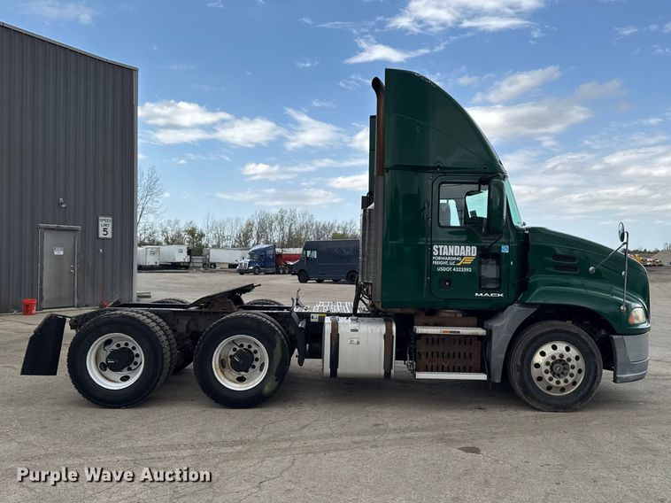 image for item YA3116 2016 Mack CXU613 semi truck