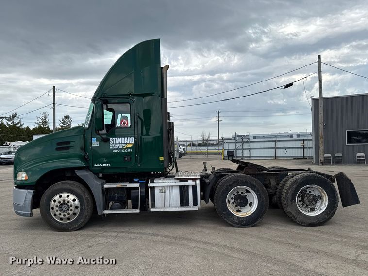 image for item YA3116 2016 Mack CXU613 semi truck