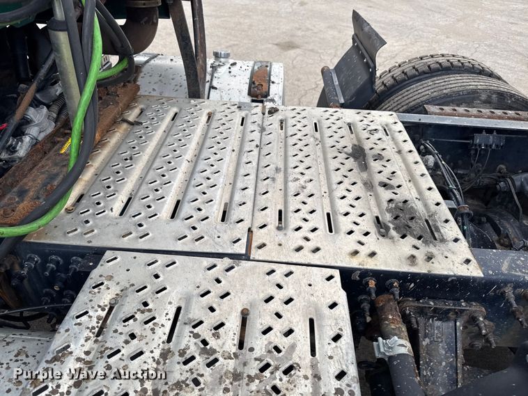 image for item YA3116 2016 Mack CXU613 semi truck