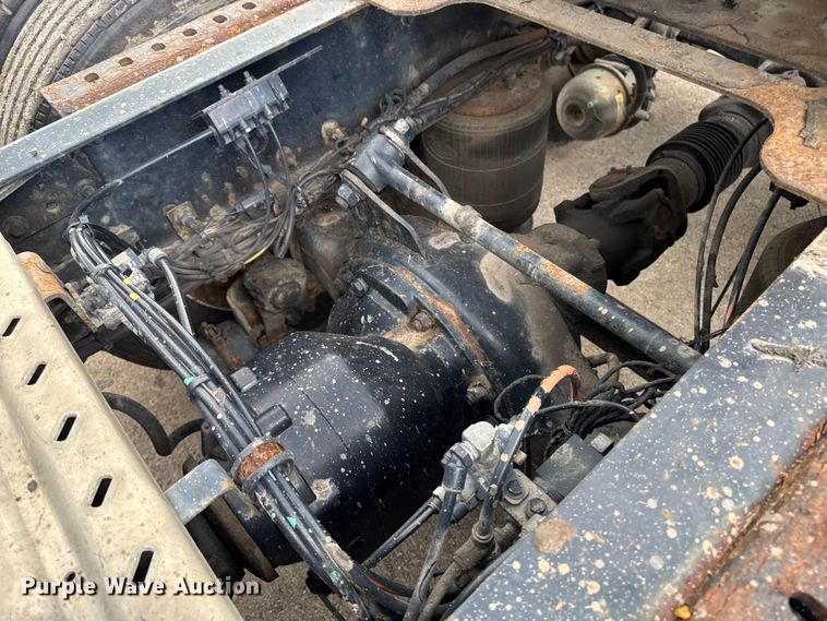 image for item YA3116 2016 Mack CXU613 semi truck