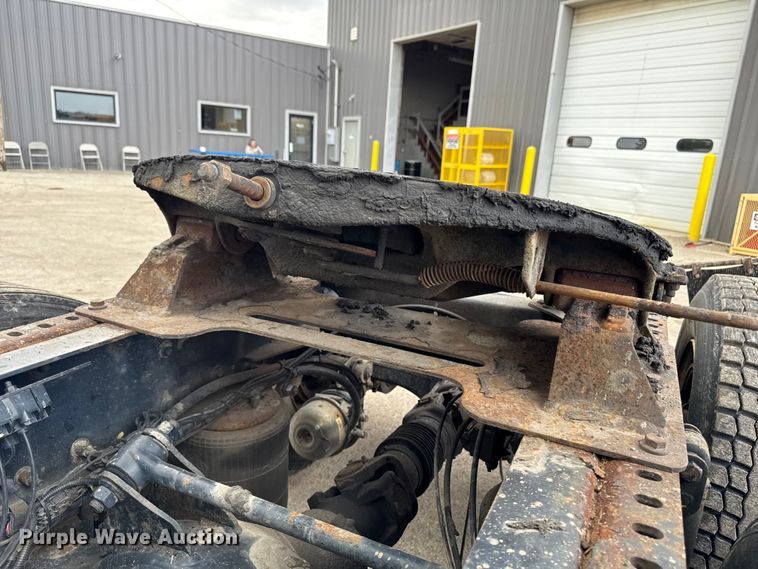 image for item YA3116 2016 Mack CXU613 semi truck