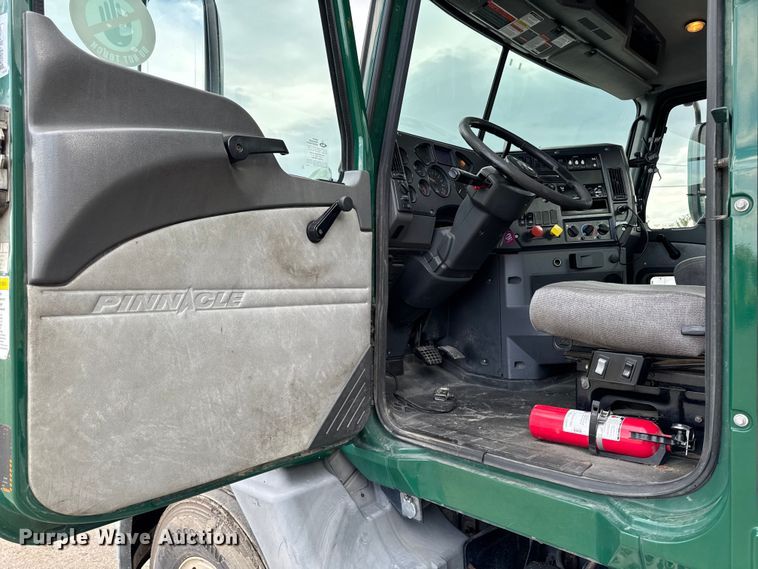 image for item YA3116 2016 Mack CXU613 semi truck