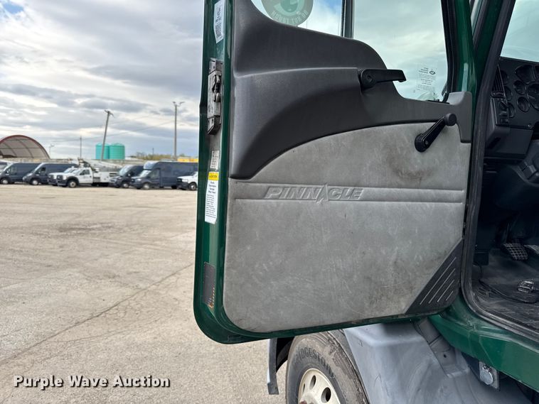 image for item YA3116 2016 Mack CXU613 semi truck