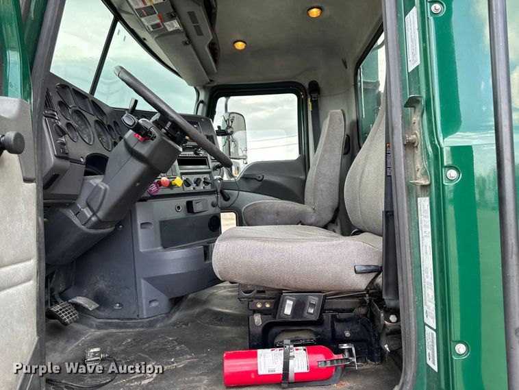 image for item YA3116 2016 Mack CXU613 semi truck