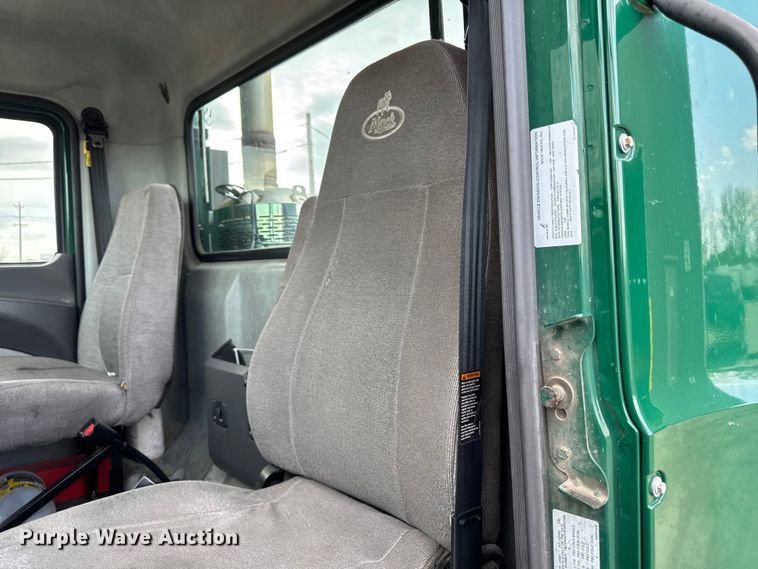 image for item YA3116 2016 Mack CXU613 semi truck