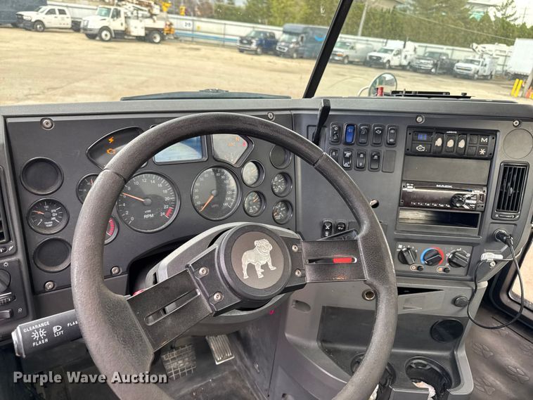 image for item YA3116 2016 Mack CXU613 semi truck