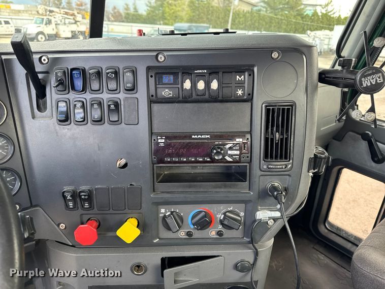 image for item YA3116 2016 Mack CXU613 semi truck